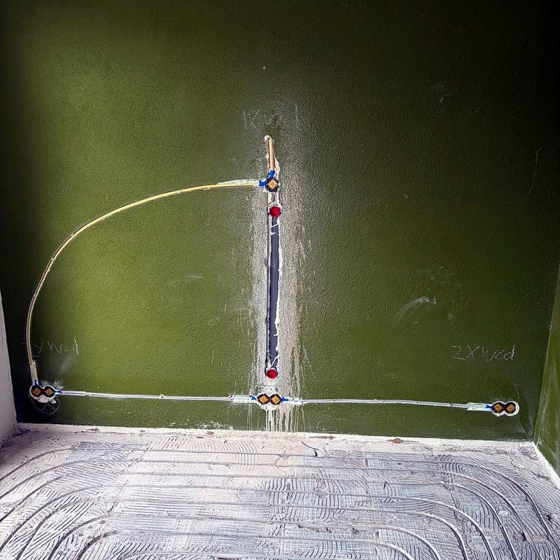Stopcontacten verlaagd op moderne hoogte en uitgebreid met zes nieuwe stopcontacten.